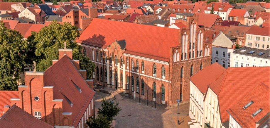 Das Rathaus in der historischen Parchimer Altstadt.