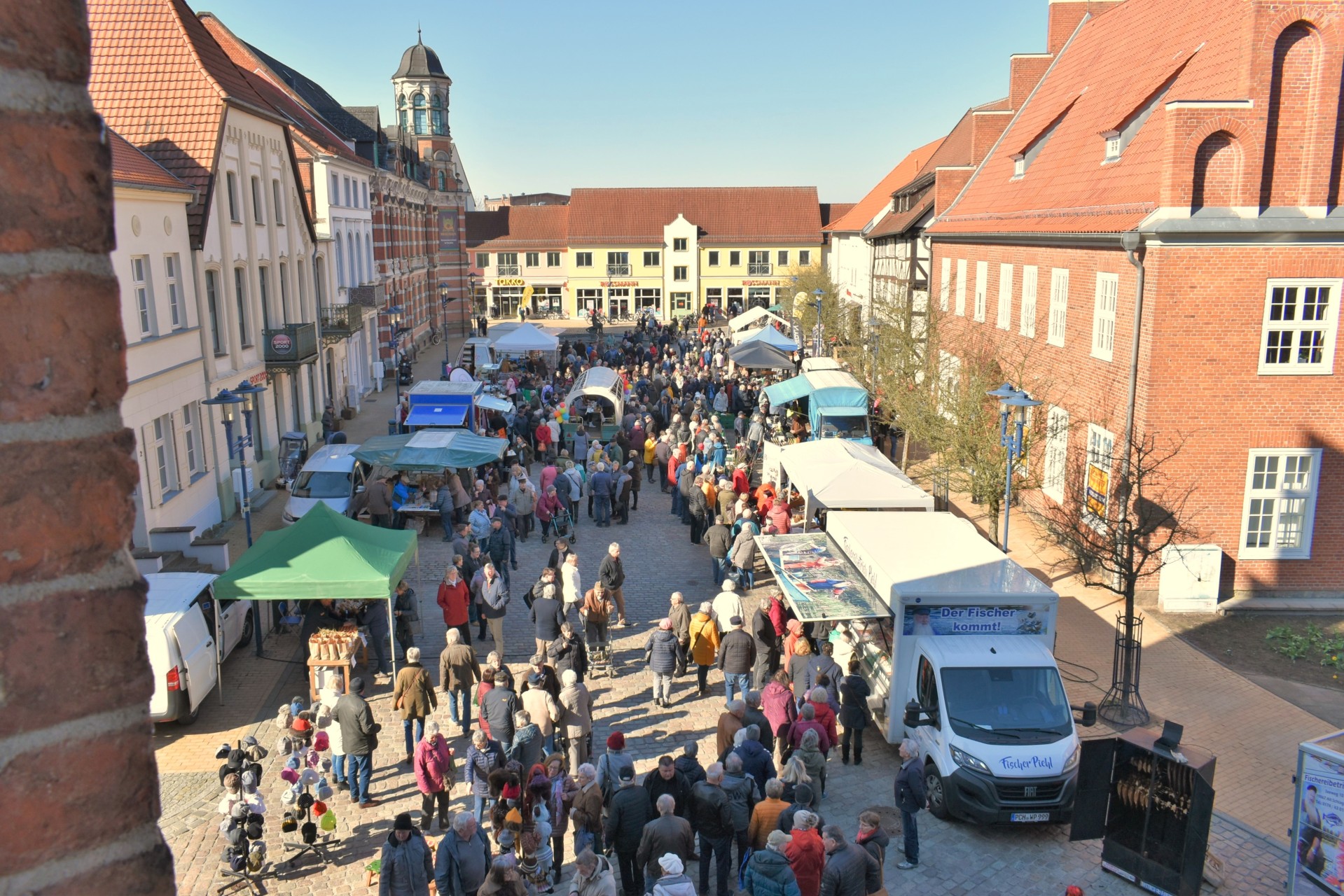 Frische Produkte und österliche Geschenkideen - der traditionelle Bauernmarkt lockt zu Ostern in die Parchimer Innenstadt. 