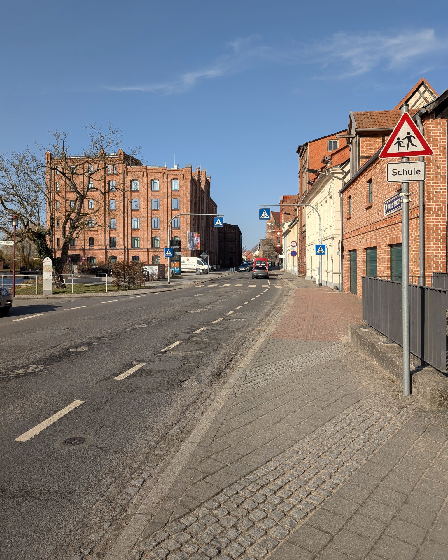 Die Vorbereitungen zur Straßensanierung behindern im März den Verkehr auf Fischerdamm und Mühlenstraße.