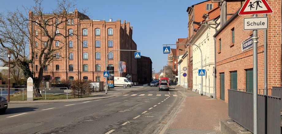 Die Vorbereitungen zur Straßensanierung behindern im März den Verkehr auf Fischerdamm und Mühlenstraße.
