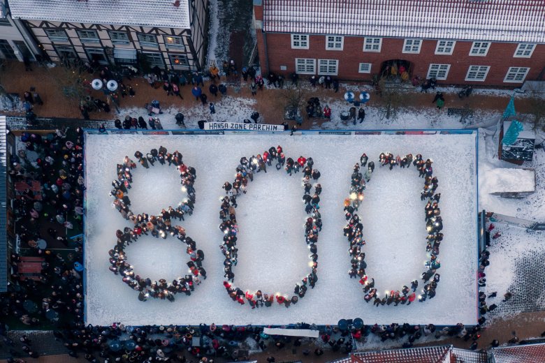 Zum Start in das Jubiläumsjahr erstrahlte auf der Eisbahn in Parchims Stadtzentrum eine riesige 800.