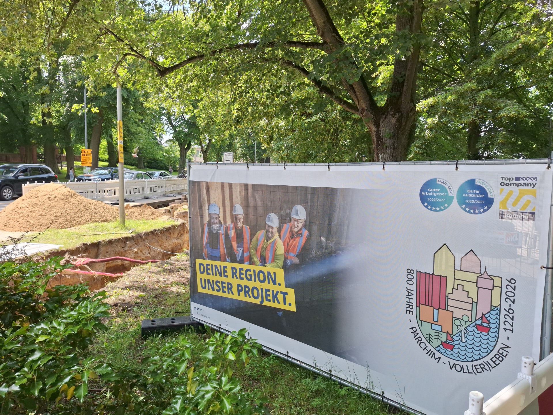 Der Ausbau der Fernwärme bringt anhaltende Verkehrsbehinderungen am Parchimer Ostring und der Wallallee mit sich.
