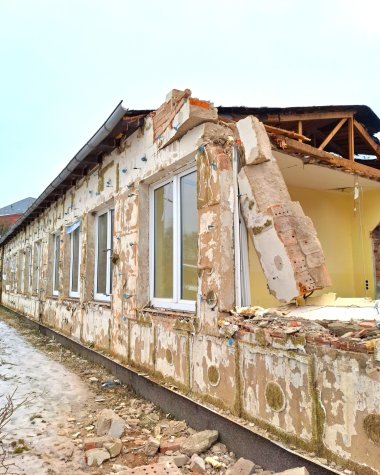 Mit dem Abriss des ehemaligen Hortgebäudes starten die Bauarbeiten an der Goethe-Grundschule.
