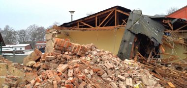 Mit dem Abriss des ehemaligen Hortgebäudes starten die Bauarbeiten an der Goethe-Grundschule.