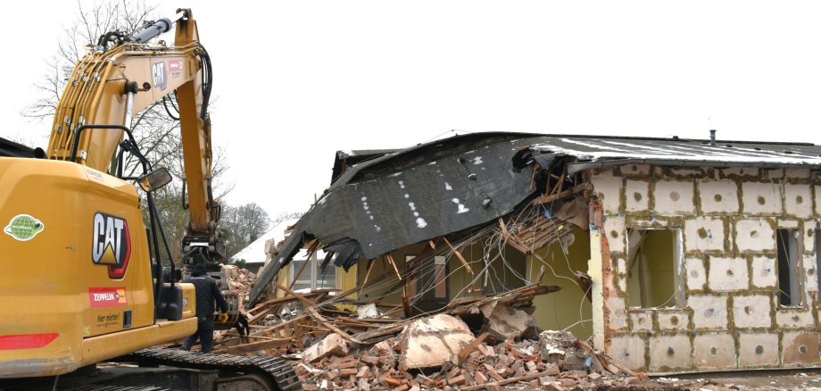 Mit dem Abriss des ehemaligen Hortgebäudes starten die Bauarbeiten an der Goethe-Grundschule.