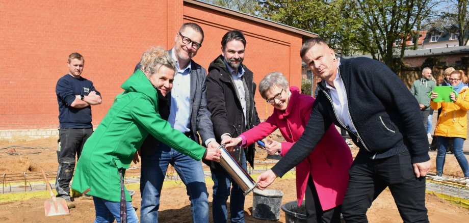 Grundsteinlegung für das Hortgebäude: Bürgermeister Dirk Flörke, Architekt Matthias Brenncke, Stadtpräsidentin Ilka Rohr und Stellvertreter Ronny Schlie.