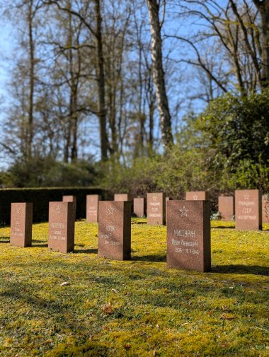 Auszubildende pflegen sowjetische Kriegsgräber auf dem Parchimer Neuen Friedhof.