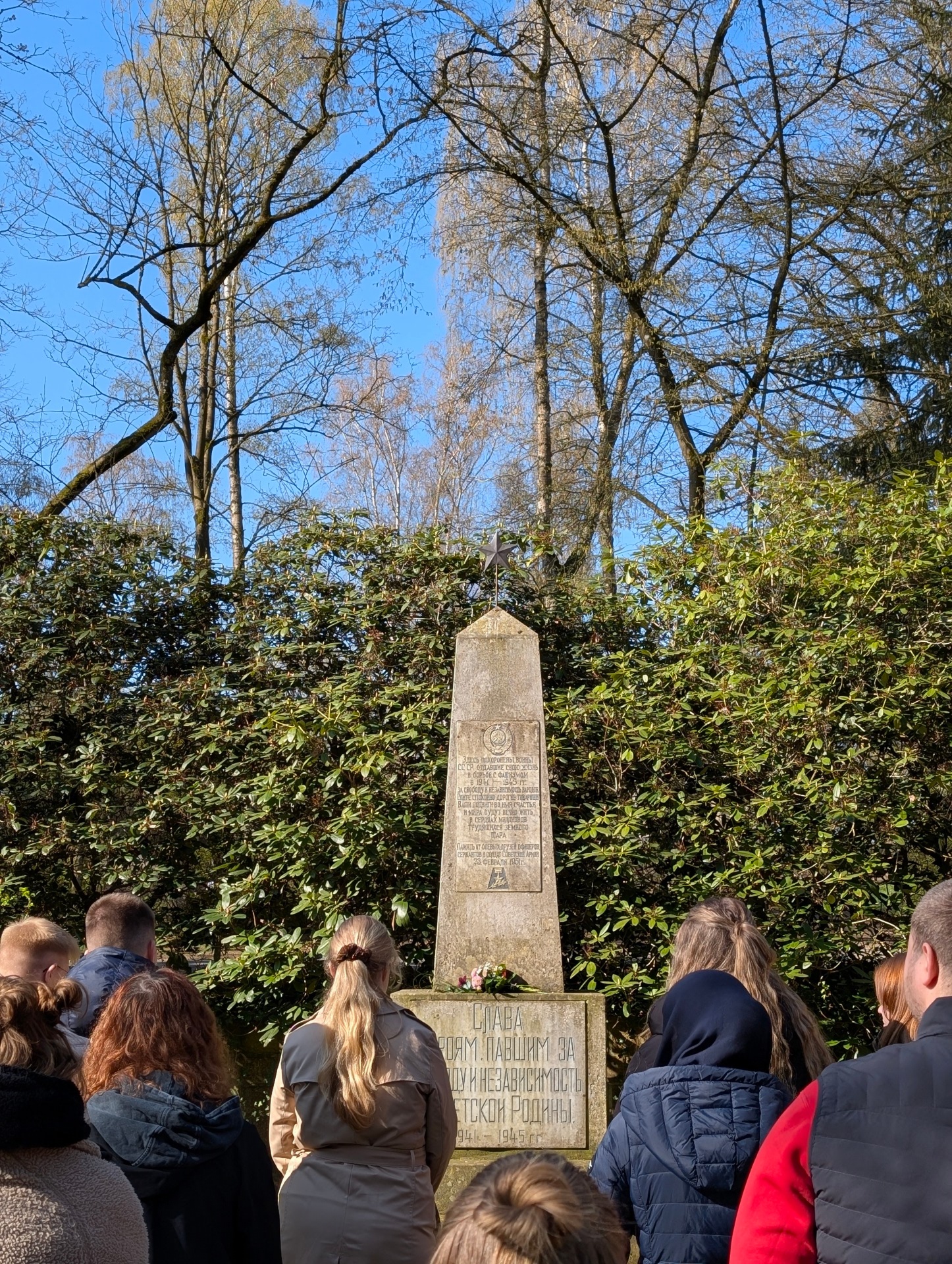 Auszubildende pflegen sowjetische Kriegsgräber auf dem Parchimer Neuen Friedhof.