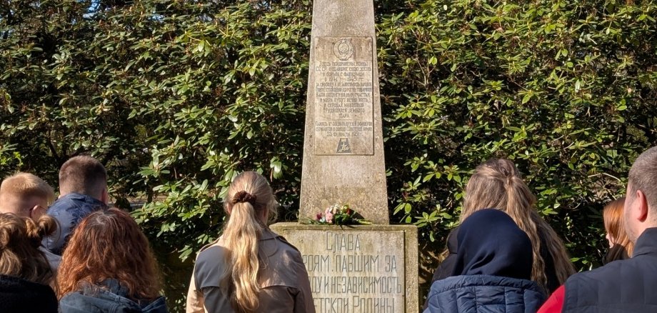 Auszubildende pflegen sowjetische Kriegsgräber auf dem Parchimer Neuen Friedhof.