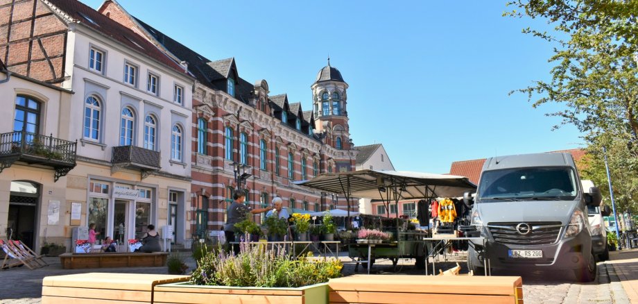Immer mittwochs auf dem Schuhmarkt: Der Parchimer Wochenmarkt. Immer mittwochs auf dem Schuhmarkt: Der Parchimer Wochenmarkt.