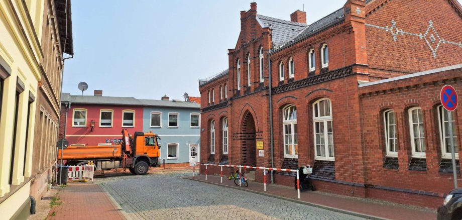 Im Kreuzungsbereich zur Neuen Mauerstraße werden in den kommenden Monaten Ver- und Entsorgungsleitungen sowie die Fahrbahnoberfläche erneuert.