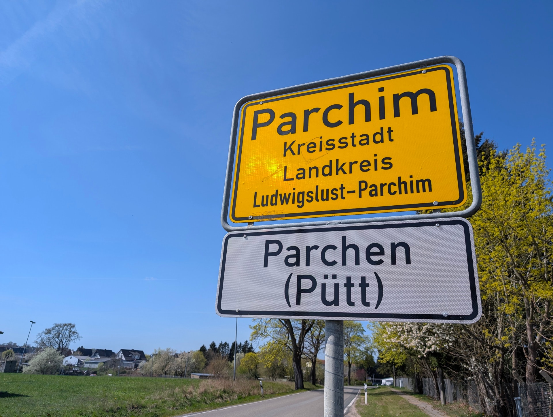 Die Zusätze an den Ortseingangsschildern Parchims weisen auf die plattdeutschen Ortsbezeichnungen hin.