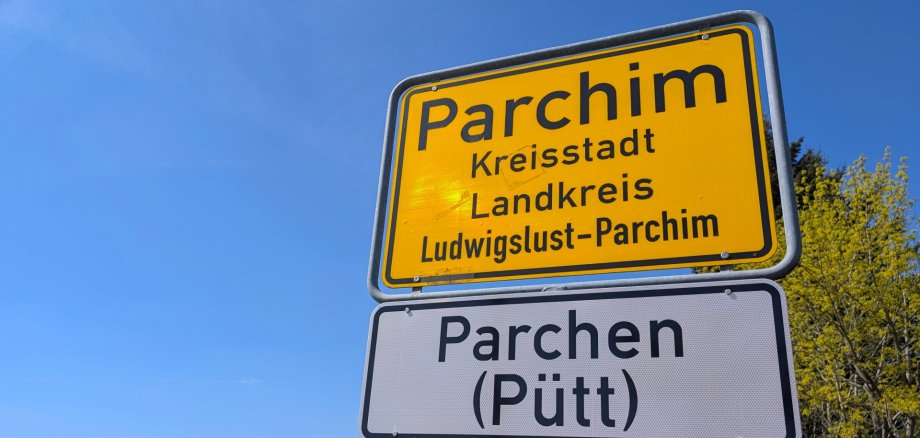 Die Zusätze an den Ortseingangsschildern Parchims weisen auf die plattdeutschen Ortsbezeichnungen hin.