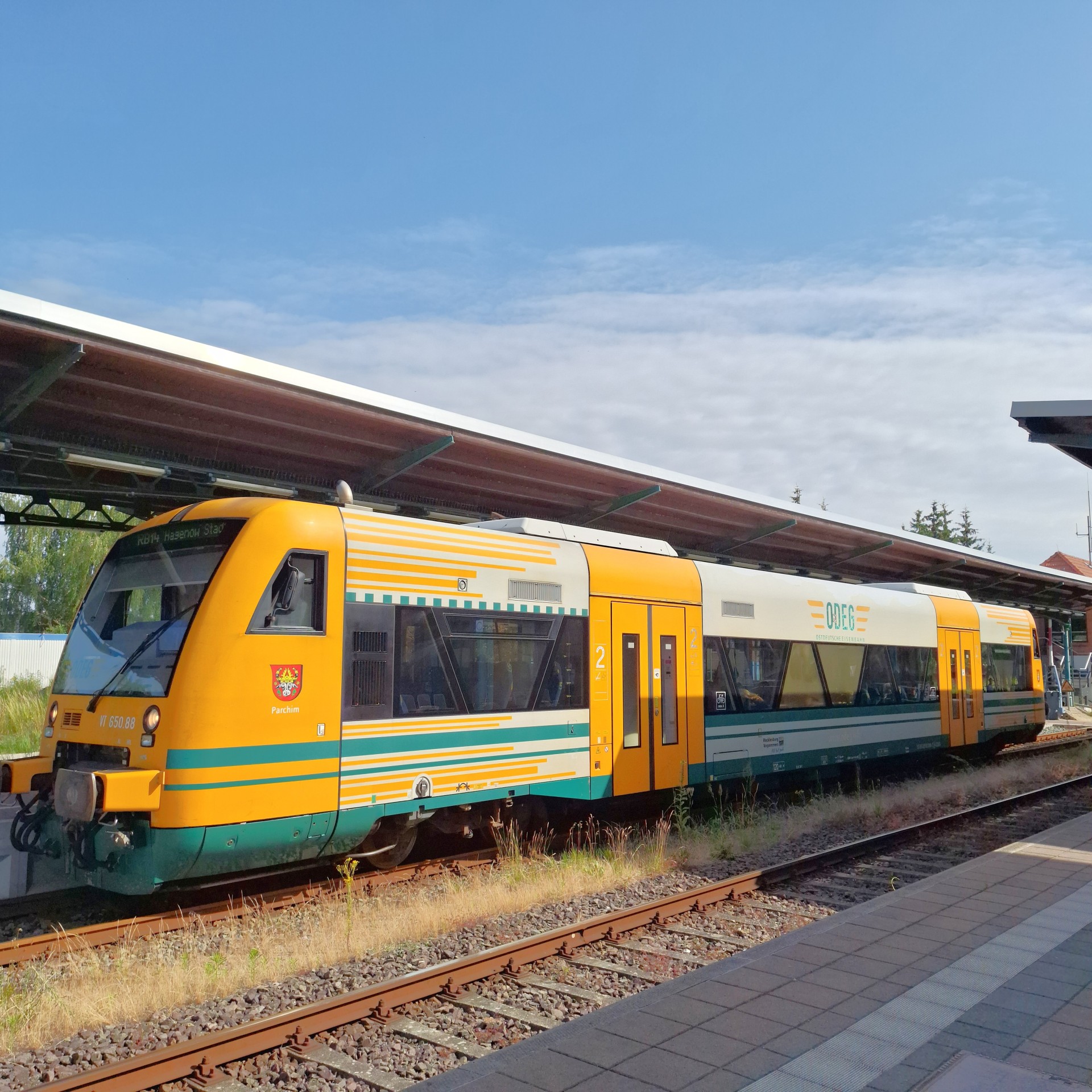 Bauarbeiten an den Bahnschienen machen eine Sperrung des Bahnübergangs in Richtung Möderitz nötig - Symbolfoto.