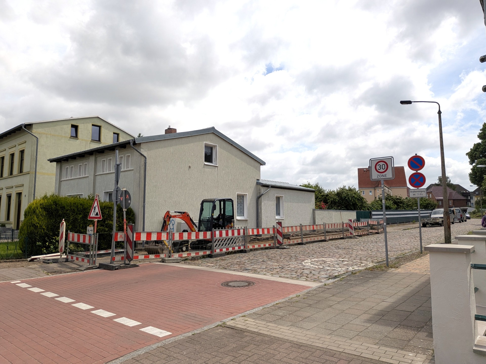 In der Clara-Zetkin-Straße sind die Arbeiten zur Modernisierung der Straßenbeleuchtung gestartet.