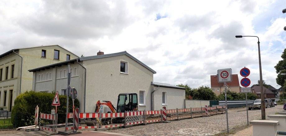 In der Clara-Zetkin-Straße sind die Arbeiten zur Modernisierung der Straßenbeleuchtung gestartet. In der Clara-Zetkin-Straße sind die Arbeiten zur Modernisierung der Straßenbeleuchtung gestartet.