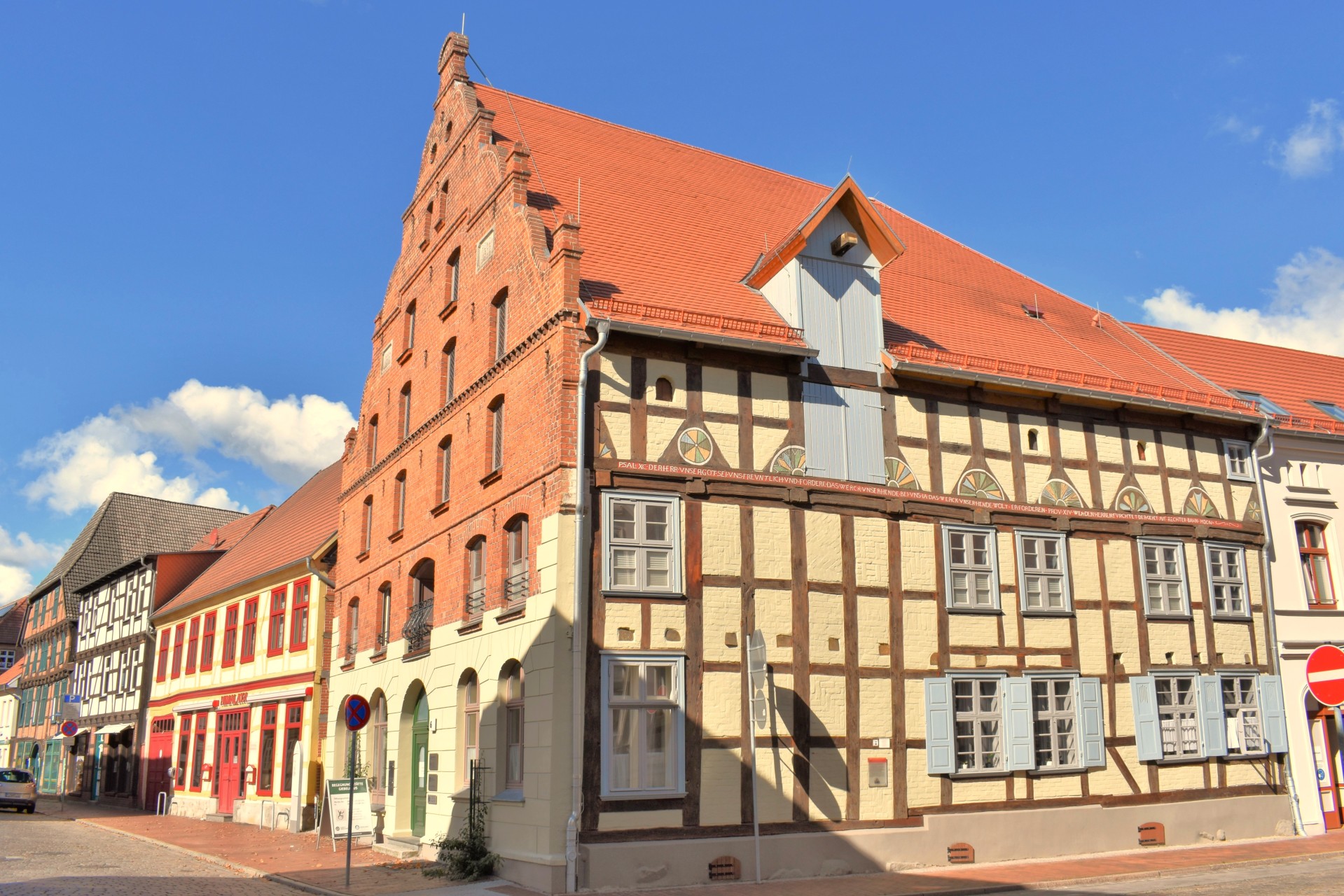 Zahlreiche sanierte Fachwerkhäuser prägen die Parchimer Altstadt.