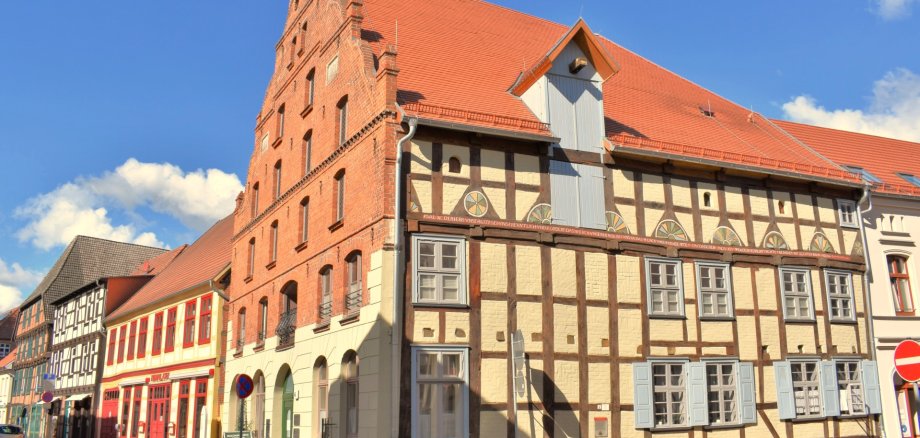 Zahlreiche sanierte Fachwerkhäuser prägen die Parchimer Altstadt.
